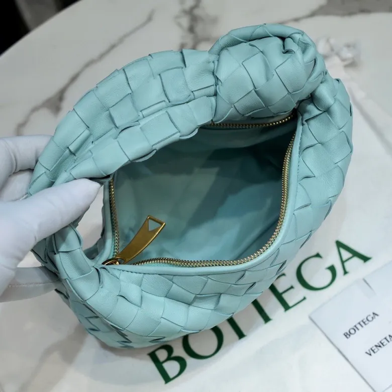 Batch 1120BV Bottega Veneta's new early spring women's MINI JODIE handbag BV bag 🔥The new method is based on the original rounded corners, knotted with classic woven leather round hobo bag, The most iconic triangular pull-out design, using sheepskin draped soft shape, is super suitable for concave shapes~ Jodie feels really gentle to people, and is definitely the best item for daily matching. It has the same weave, new elements and twists, is compact and versatile, and is the new favorite of street style Internet celebrities! Dimensions: 23x28x8 Model: 6699-1